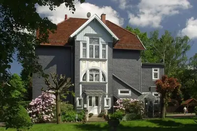 Image de Appartement dans une maison Art Nouveau dans une propriété aux allures de parc