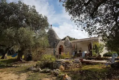 Image de Trullo dans l'oliveraie sur le talon de l'Italie, les Pouilles.