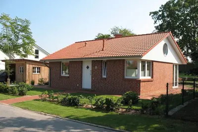 Image de Belle maison de vacances neuve avec un grand jardin
