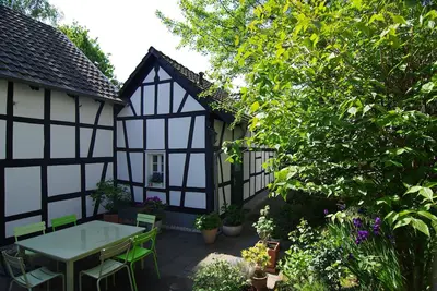 Image de Maison à colombages idyllique, entièrement rénovée dans une cour classée