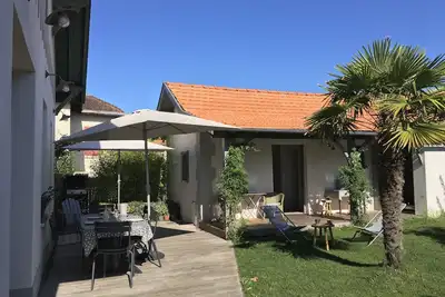 Image de Propriété de Charme avec jardin, idéalement située dans quartier résidentiel