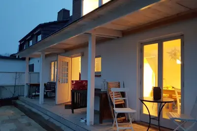 Image de Près de la maison de vacances de plage avec grand jardin sur la rive escarpée du fjord de Kiel