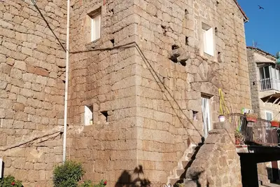 Image de Maison forte ( tour du 16e s ) au coeur d'un village en corse du sud