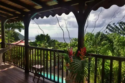 Image de Villa en bois rouge, piscine, jardin créole, dominant la mer Caraïbes