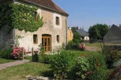 Gîte spacieux avec terrasse et jardin au bord du canal du Nivernais