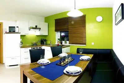 Image de Appartement confortable de plain-pied avec une entrée séparée