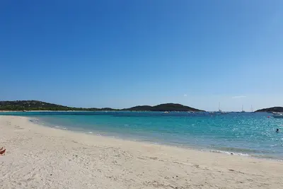 Image de villa au calme, la plage à pied à 5 minutes, commerces sous la main.