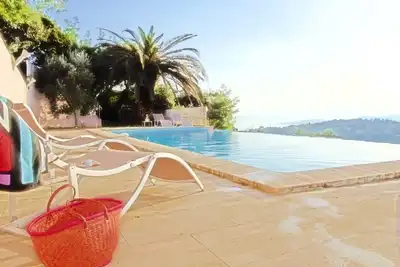 Image de Golfe de St Tropez : Grande villa +piscine + jacuzzi. Idéale pour famille.
