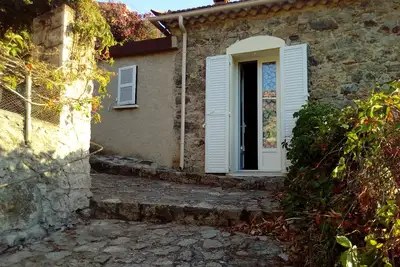 Image de maison individuelle de 100 m2 en pierres avec une grande terrasse ombragée