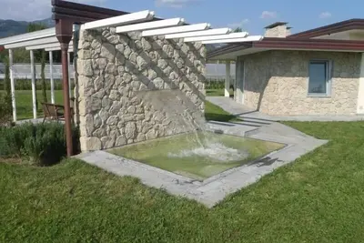 Image de Villa neuve avec piscine et grand jardin près de la plage.