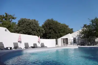 Image de \"La Maison Sous Les Chenes\" Av Piscine Contemporaine A Double Bassin