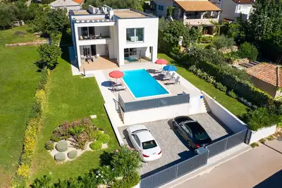 Image de Villa de luxe Orchidea avec vue sur la mer et une grande piscine