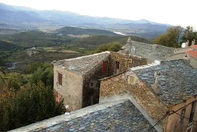 Image de maison de village traditionnelle en pierre apparente