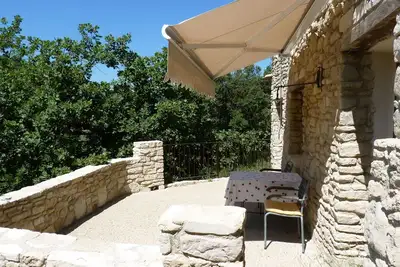 Image de Gîte provençal tout en pierre 2 pers. Chien bienvenu. Piscine. Wlan. . .