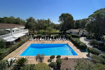 Image de Bright and quiet duplex, pool and golf view, quiet and flowery park