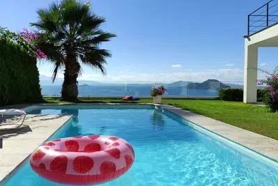 Image de Maison de rêve avec fantastique vue panoramique sur la mer et piscine privée, wifi