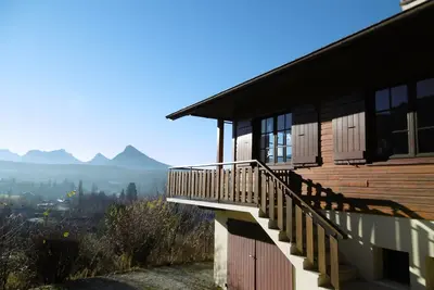 Image de Chalet de charme avec vue magnifique sur château, montagnes et lac d'Annecy.