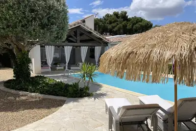 Centre ville grande dépendance avec piscine et jardin