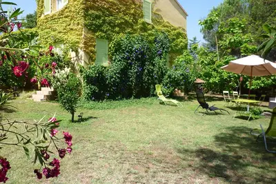 Image de Maison et jardin proches mer, montagne et rivière