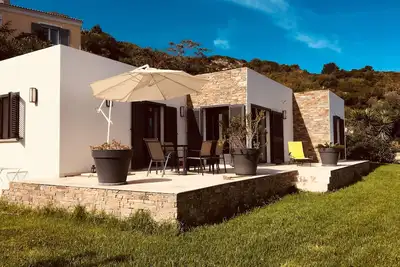 Image de Belle maison avec jardin, piscine et parking privé surplombant une vue sur mer