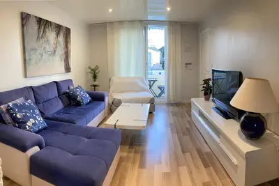 T3, 60 m2, 3 mn à pied de la plage des sablettes, climatisation, calme, Wifi