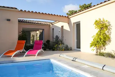 Image de Villa avec piscine, dans un parc arboré, quartier calme, 6 personnes, 3 chambres