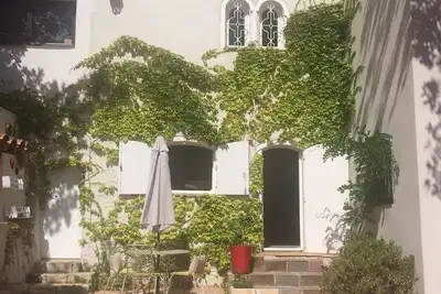 Agréable T3 dans une propriété protégée avec grand jardin et terrasse! Soleil!