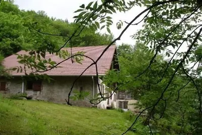 Image de Cette ancienne maison vous offre calme, sérénité, pêche au coeur de la nature.