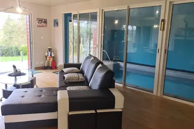 Image de Villa avec piscine intérieure