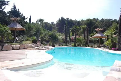 Image de villa provencale avec piscine environnement pinède belles prestations