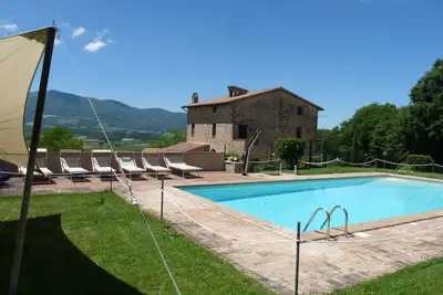 Image de Maison à la campagne, entre Ombrie et Toscane, avec jardin et piscine clôturée