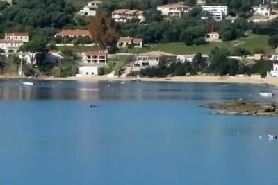 Villa individuelle, vue extra, terrain 8500m2, à 100m plage.