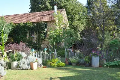 Image de Gite 4 pers. en Dordogne entouré d'arbres et proche d'une auberge traditionnelle