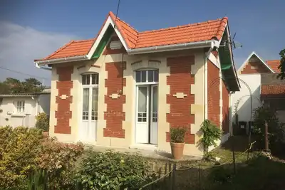 Image de Maison traditionnelle, de style \"villa soulacaise\", à proximité de la plage