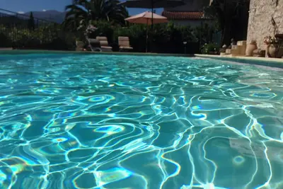 Image de Grande piscine salée chauffée de mai à septembre pour 4 personnes