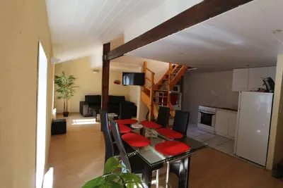 Image de Appart complet parking 2 chamb + salon 6 personnes 25 min Puy du fou centre vill