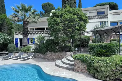 Villa entièrement climatisée, avec piscine, grands espaces, calme, vue mer