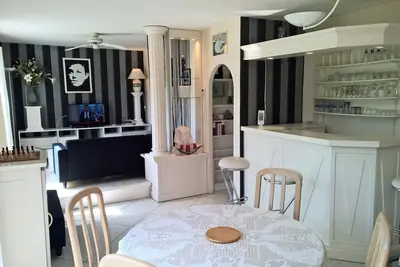Image de Appartement confortable, fonctionnel et très bien meublé dans site magnifique