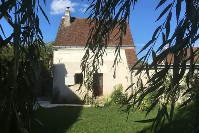 La petite maison dans le jardin fleuri