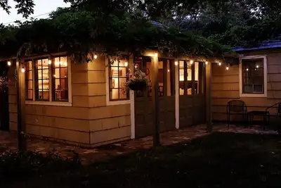 Image de Charmante maison de transport de Fort Russell - 5 pâtés de maisons du centre-ville