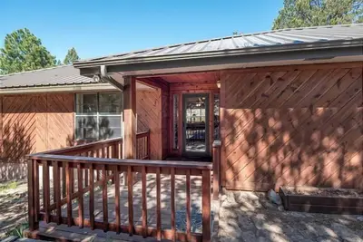 Image de Amazing Place, grand, audacieux, beau avec un accès facile de niveau et un parking pavé