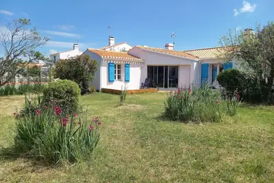 Image de Très calme, 5mn plage/10mn commerces à vélo, grand jardin avec vue château/Wifi.