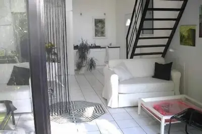 Image de maison d'artiste avec patio, accès jardin méditerranéen et piscine non chauffée