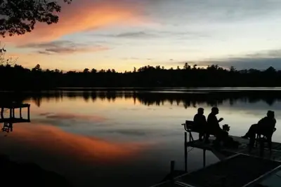 Image de Beau chalet orienté ouest toute l'année sur le lac Maine avec quai