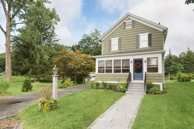 Image de Profitez d'une maison privée rénovée en plein centre-ville de Lenox