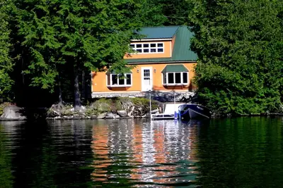 Image de Le confort moderne de la maison avec un accès facile à la beauté naturelle du Maine