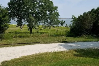 Image de Superbe lac Whitney Home, à 3 minutes à pied de la pêche, de la natation et de la mise à l'eau