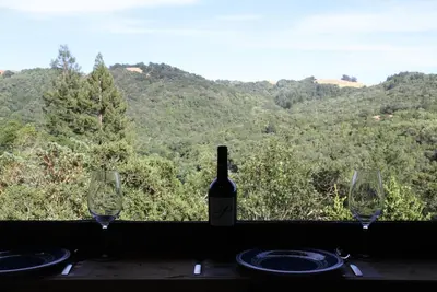 Image de Retraite boisée reposante, avec de larges vues panoramiques, repas en plein air