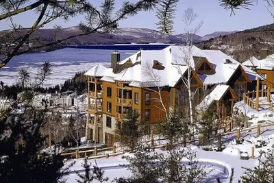 Image de Propriété de villégiature exclusive, skis aux pieds, piscine à débordement, ascenseur, parking 2 voitures