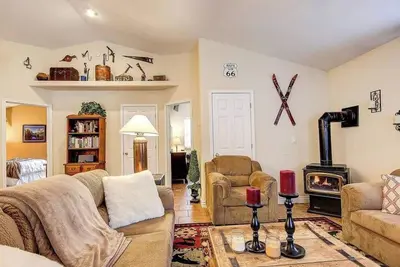 Image de Un chalet confortable dans les bois - Concept ouvert avec cheminée et toutes les commodités